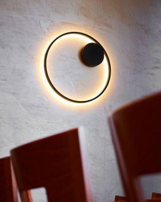 Chcete vytvořit unikátní prostor? 🤔 Nepřímé osvětlení obývacího pokoje vytvoříte nástěnným svítidlem DONA. ✨ Takové...